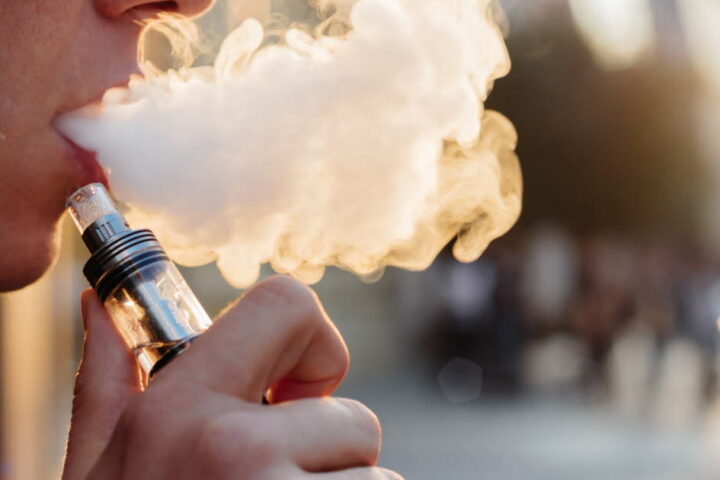 Une alerte de l'OMS sur la dépendance à la nicotine chez les adolescents à cause du vapotage