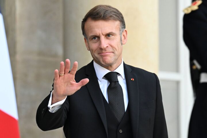 Une étudiante demande un stage de six mois à Emmanuel Macron lors du Forum pour la paix à Paris