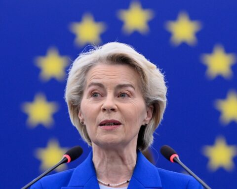 Ursula von der Leyen face à des motions de censure au Parlement européen, Emmanuel Macron cité comme successeur potentiel