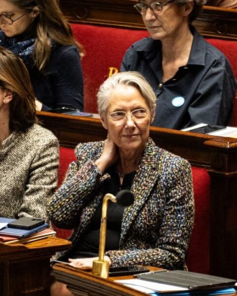 Utilisation de l'article 49.3 : les enjeux et critiques face à la décision du gouvernement français