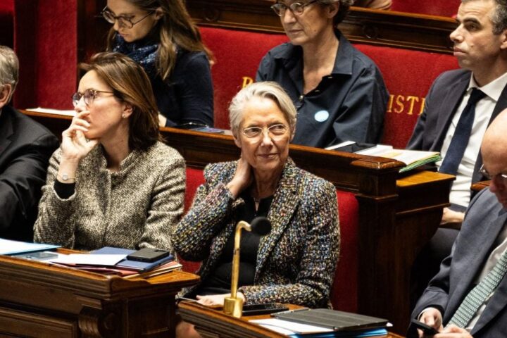 Utilisation de l'article 49.3 : les enjeux et critiques face à la décision du gouvernement français