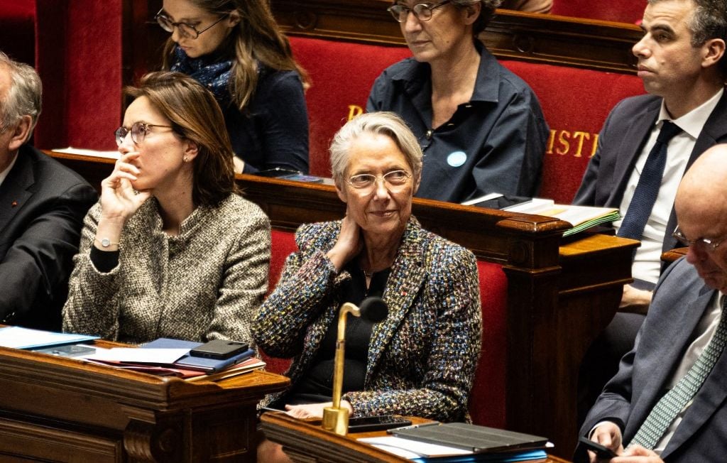 Utilisation de l'article 49.3 : les enjeux et critiques face à la décision du gouvernement français