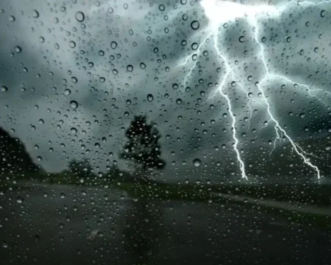 Vents forts, pluies et orages : la moitié du pays en alerte météo dès ce matin.