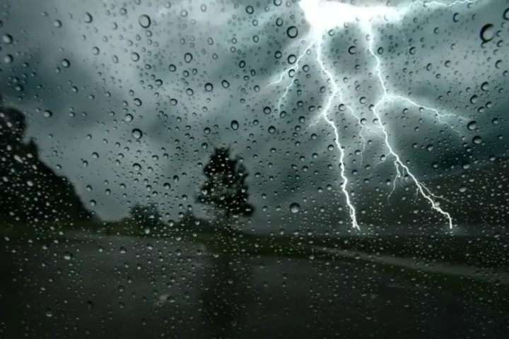 Vents forts, pluies et orages : la moitié du pays en alerte météo dès ce matin.