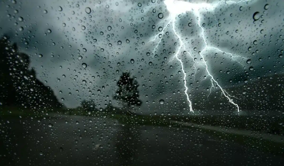 Vents forts, pluies et orages : la moitié du pays en alerte météo dès ce matin.