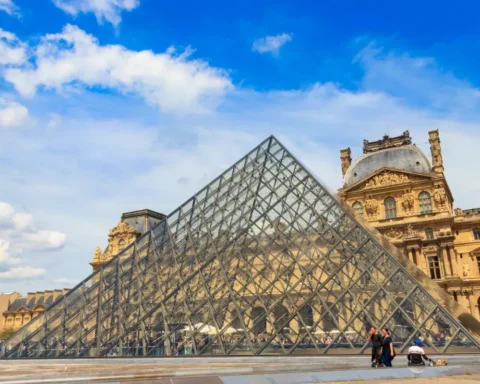 Vol au Louvre : des bijoux dérobés commercialisés sur Vinted.