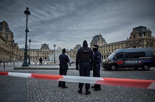 Vol audacieux de bijoux inestimables au Louvre : une enquête ouverte à Paris