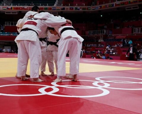 L’Internationale de judo autorise les athlètes russes à concourir sous leur drapeau, suscitant une vive controverse
