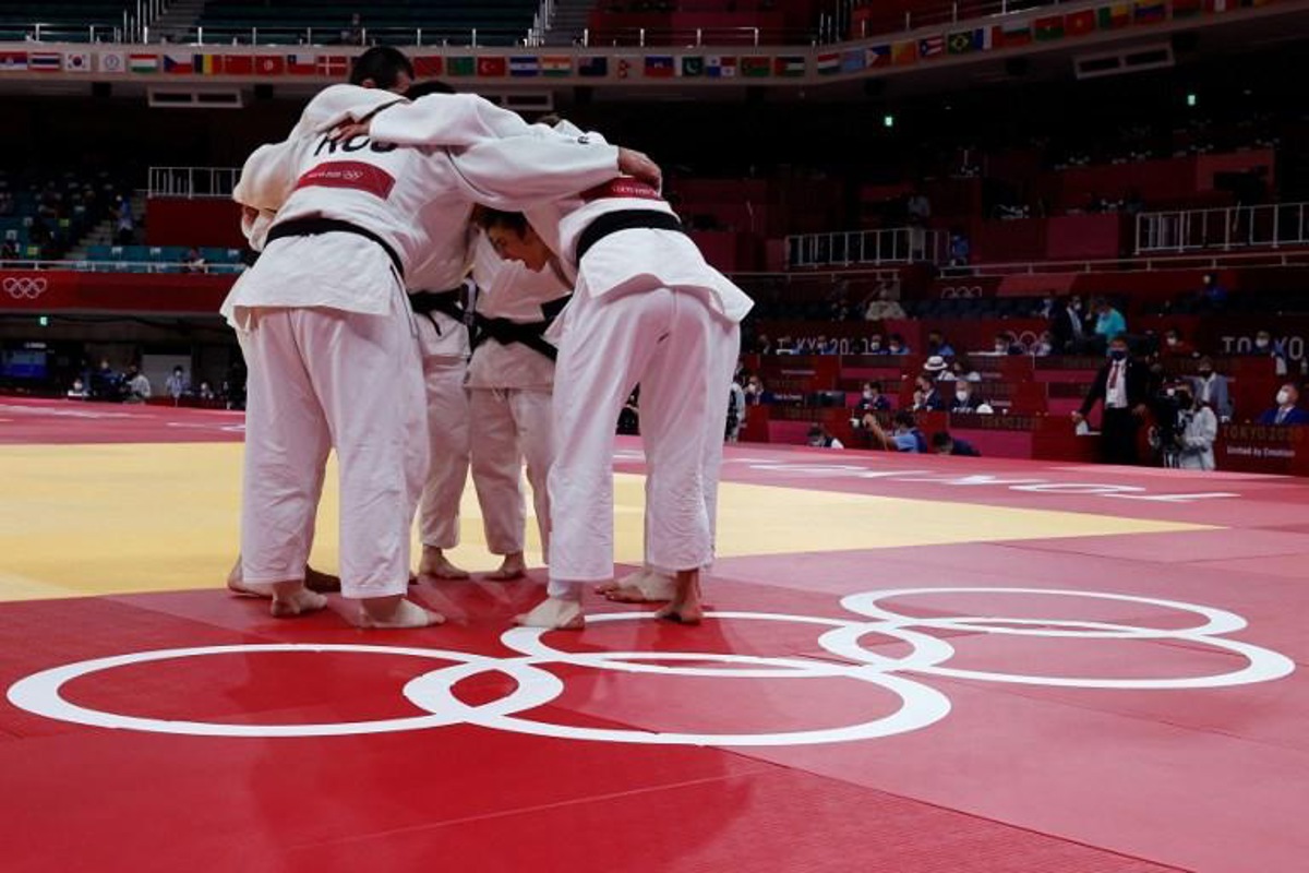 L’Internationale de judo autorise les athlètes russes à concourir sous leur drapeau, suscitant une vive controverse