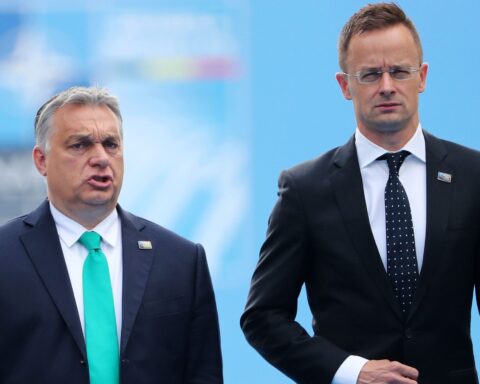 La dérive autoritaire du système Orbán et le rôle central de Péter Szijjártó