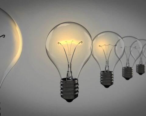 Acheter de l'électricité en groupe : une réponse à l'inflation proposée par UFC-Que Choisir