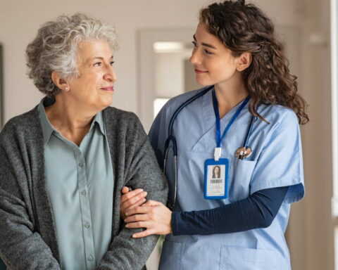 Adaptation à l'entrée en EHPAD : enjeux pour les résidents et leur entourage en France