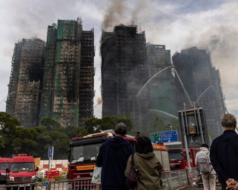 Au moins 55 morts dans un incendie dévastateur à Hong Kong, une enquête ouverte sur les matériaux inflammables