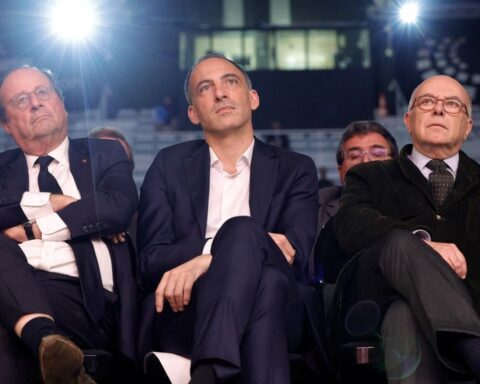 Cazeneuve et Glucksmann tentent de rassembler la gauche en vue de 2027