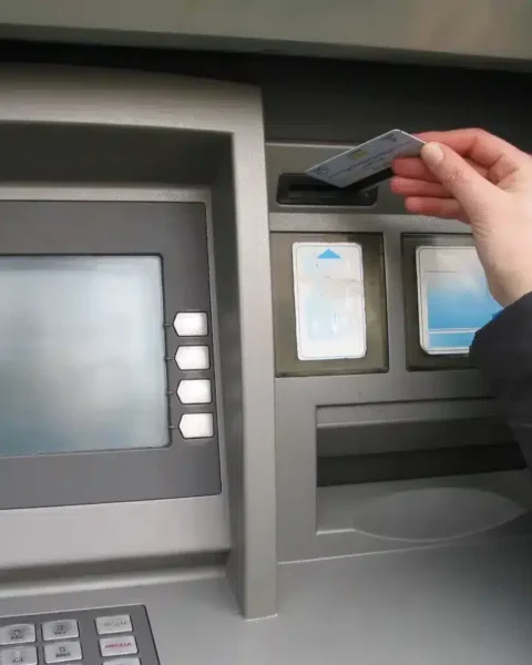 Cherchez un distributeur… et il pourrait disparaître : un changement qui va étonner la France