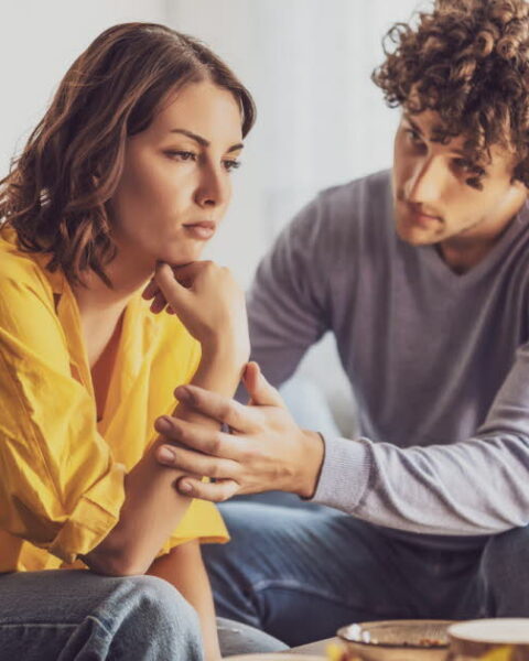 Comment traverser émotionnellement une rupture amoureuse, selon une psychothérapeute française