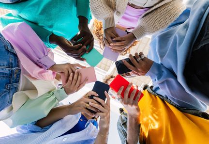 Des lycéens de Lyon critiquent la volonté d'Emmanuel Macron d'interdire le téléphone portable en classe
