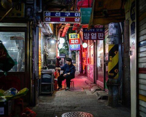 Des restaurants sud-coréens divisés sur l'accueil des clients seuls : tensions et nouvelles tendances