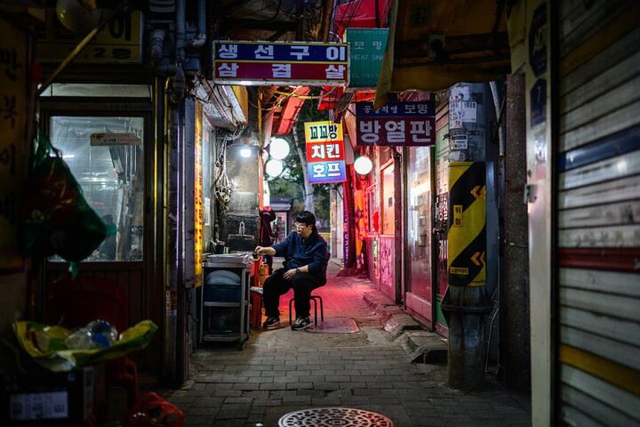 Des restaurants sud-coréens divisés sur l'accueil des clients seuls : tensions et nouvelles tendances