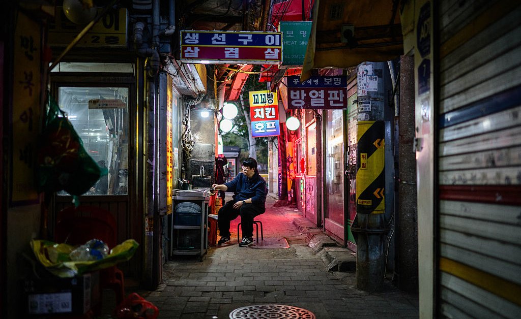 Des restaurants sud-coréens divisés sur l'accueil des clients seuls : tensions et nouvelles tendances