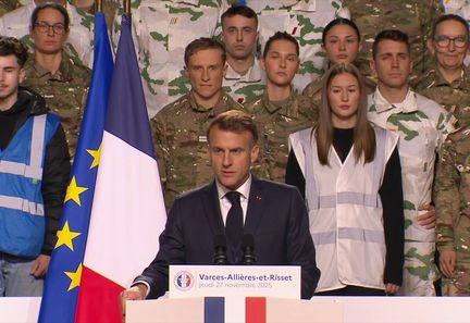 Emmanuel Macron annonce un service militaire volontaire, Trump suspend l'immigration du tiers-monde