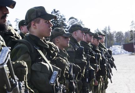 Emmanuel Macron présente un projet de service militaire volontaire en réponse à la menace russe