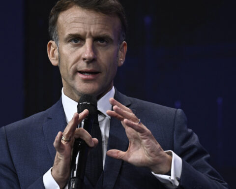 Emmanuel Macron propose d'élargir l'interdiction des téléphones portables aux lycées à partir de 2026