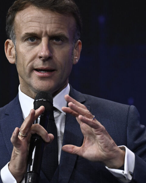 Emmanuel Macron propose d'élargir l'interdiction des téléphones portables aux lycées à partir de 2026