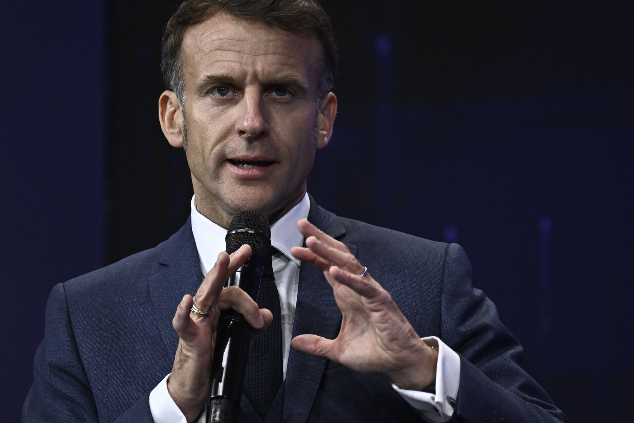 Emmanuel Macron propose d'élargir l'interdiction des téléphones portables aux lycées à partir de 2026