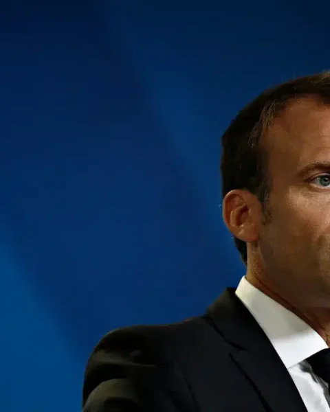 Emmanuel Macron ravive un débat ancien : les pourboires pourraient bientôt être exonérés d'impôts.