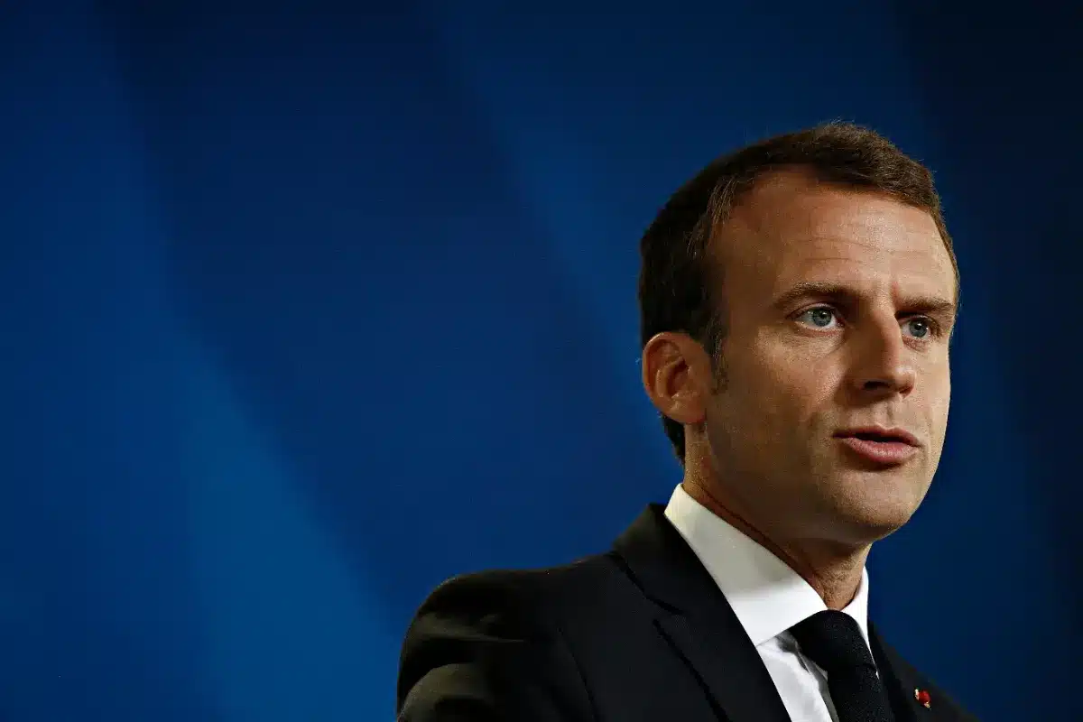 Emmanuel Macron ravive un débat ancien : les pourboires pourraient bientôt être exonérés d'impôts.