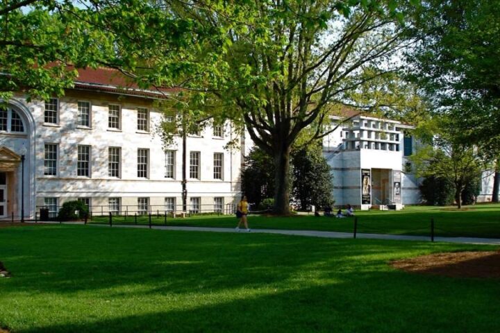 Emory University investment dans le bitcoin avec un stake de 52 millions de dollars dans le Grayscale BTC ETF