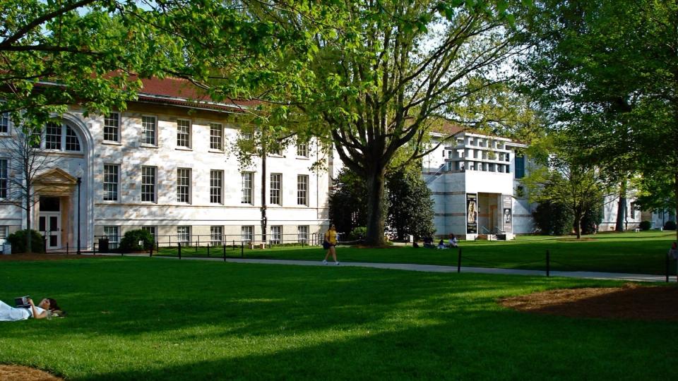 Emory University investment dans le bitcoin avec un stake de 52 millions de dollars dans le Grayscale BTC ETF