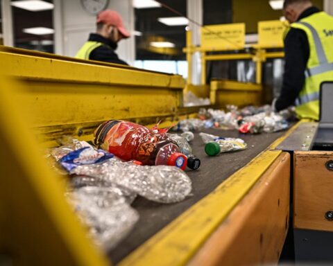 Faut-il écraser les bouteilles en plastique avant de les jeter dans le bac jaune ?