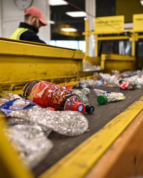 Faut-il écraser les bouteilles en plastique avant de les jeter dans le bac jaune ?