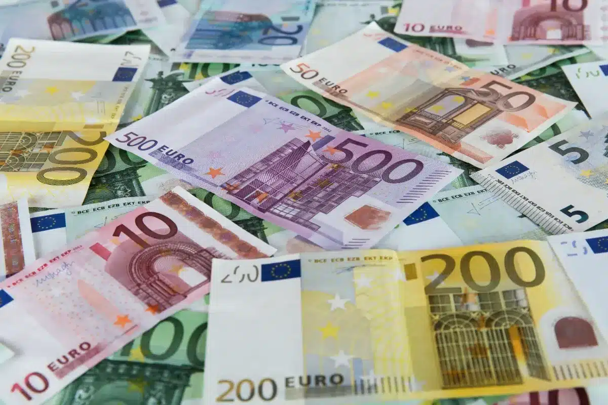 Il reçoit 74.000 € par erreur de son patron et choisit de conserver la somme.