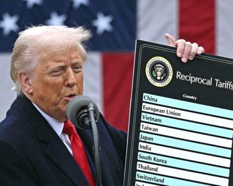 La Cour suprême examine la légalité des droits de douane imposés par Trump au nom d'une "urgence économique"