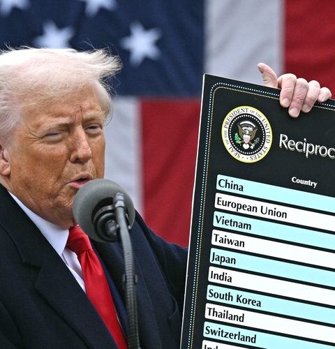 La Cour suprême examine la légalité des droits de douane imposés par Trump au nom d'une "urgence économique"