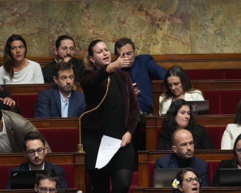 La gauche divisée sur la suspension de la réforme des retraites en France