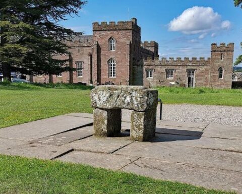 La pierre du destin : la quête des fragments dispersés après le vol de 1950 par des étudiants écossais