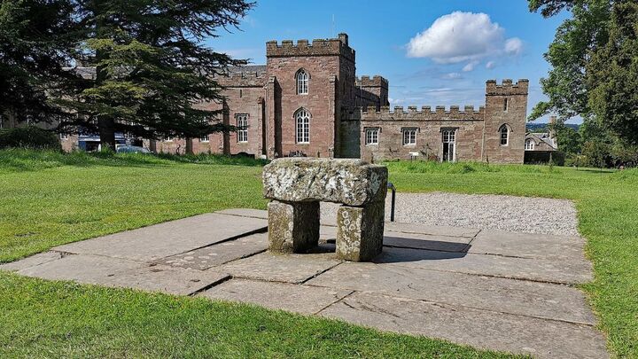 La pierre du destin : la quête des fragments dispersés après le vol de 1950 par des étudiants écossais