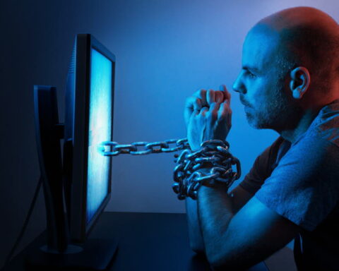 La pornographie : une consommation excessive menace la santé mentale des jeunes et des adultes