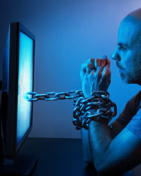 La pornographie : une consommation excessive menace la santé mentale des jeunes et des adultes