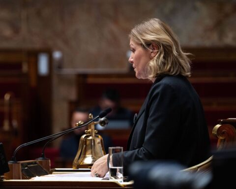 La présence de jeunes filles voilées à l’Assemblée nationale suscite une vive controverse