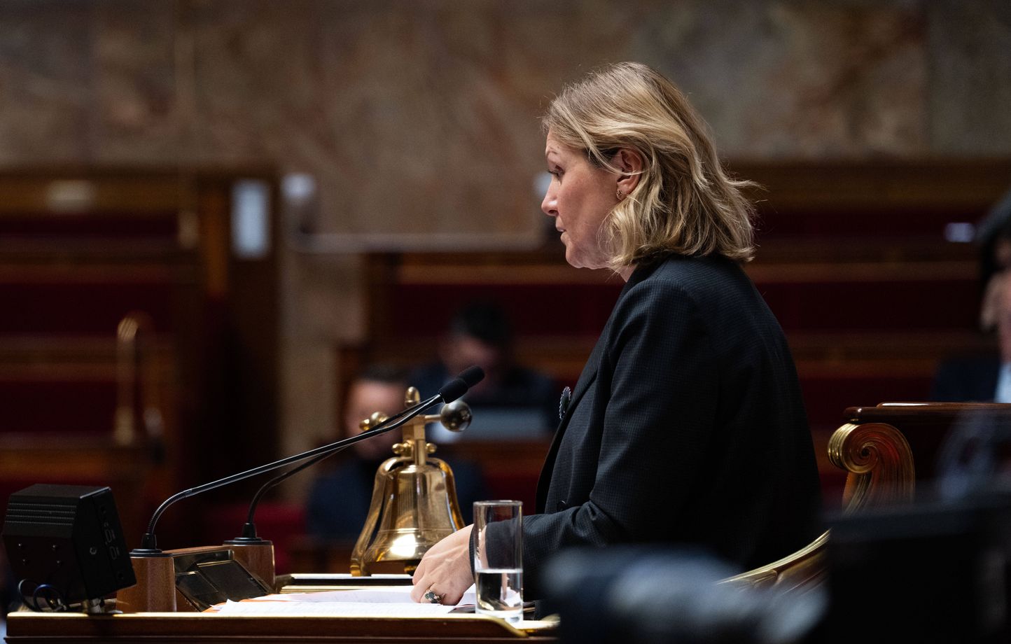 La présence de jeunes filles voilées à l’Assemblée nationale suscite une vive controverse