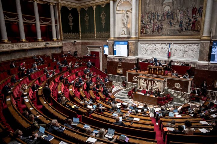 L'Assemblée nationale suspend ses activités ce week-end, provoquant la colère de la gauche