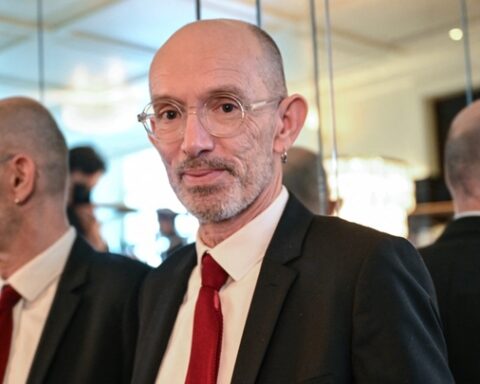 Laurent Mauvignier remporte le prix Goncourt 2025 pour son roman « La Maison vide »