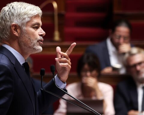 Laurent Wauquiez propose une loi pour interdire le port du voile aux mineures dans l’espace public