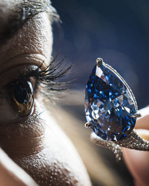 Le diamant "Mellon blue" atteint 25 millions de dollars lors d'une enchère à Genève