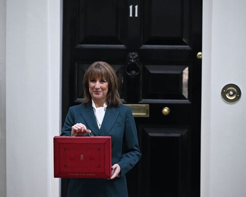 Le gouvernement britannique de Keir Starmer présente un budget en réponse à la crise économique